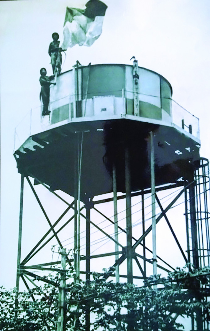 Các chiến sĩ Phạm Văn Lãi và Nguyễn Văn Cẩn treo cờ giải phóng tại Trại Davis sáng 30/4/1975 Ảnh: T.L Các chiến sĩ Phạm Văn Lãi và Nguyễn Văn Cẩn treo cờ giải phóng tại Trại Davis sáng 30/4/1975 Ảnh: T.L