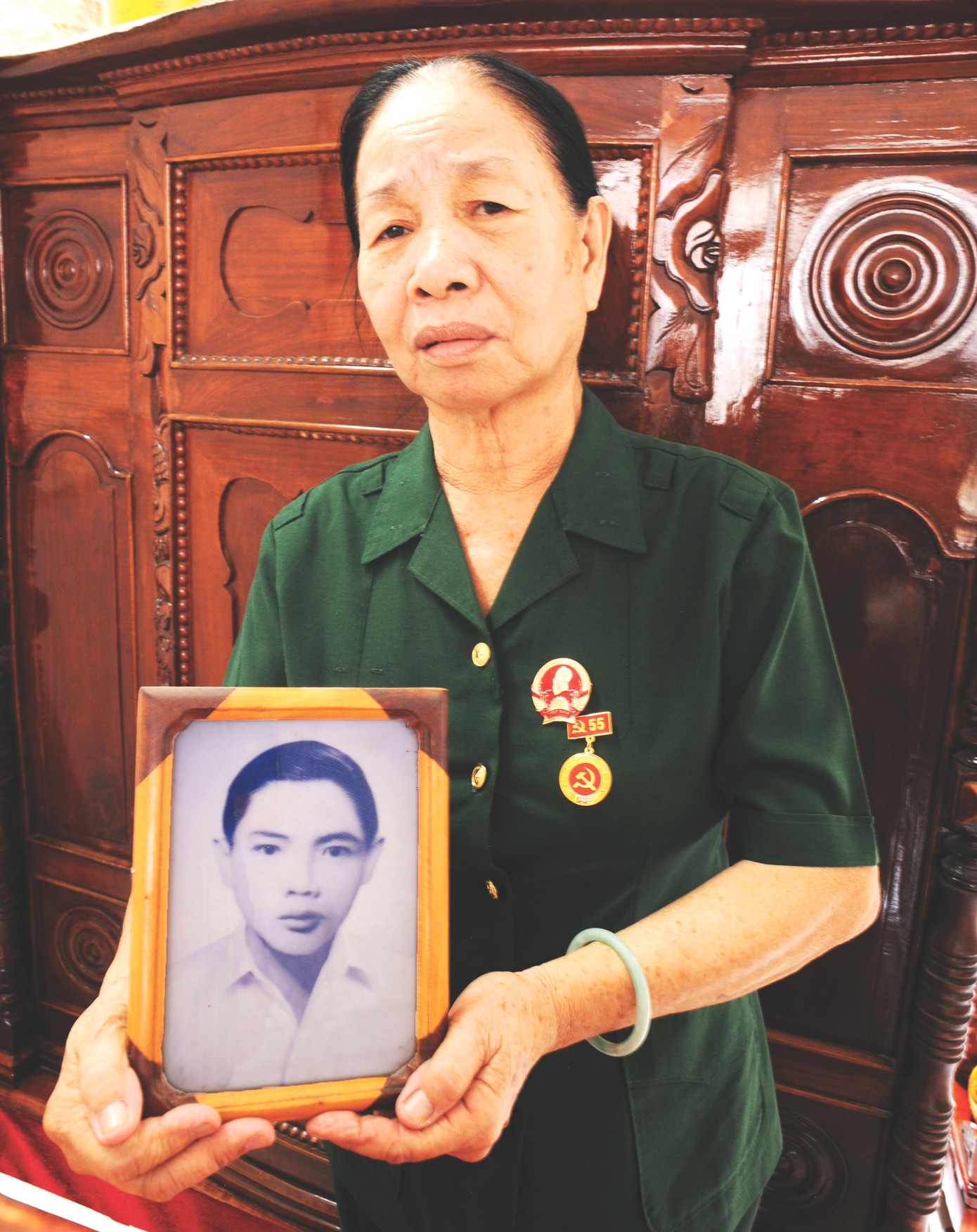 Cô Năm Lan với di ảnh anh Út Nhị - người đã hi sinh trong chiến dịch Ảnh: Nguyên Anh