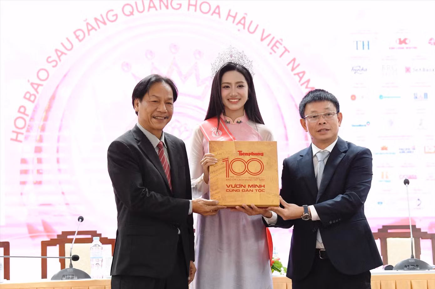 Nhà báo Phùng Công Sưởng, Tổng Biên tập báo Tiền Phong và Phó Tổng Biên tập Lê Minh Toản tặng Hoa hậu Hà Trúc Linh bản đặc biệt báo Tiền Phong dịp 100 năm báo chí cách mạng Việt Nam. Ảnh: Trọng Tài