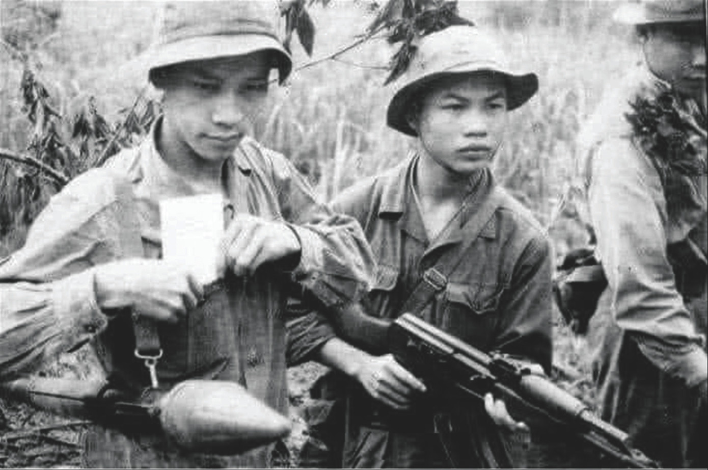 Chiến sĩ Lê Bá Dương (phải) và đồng đội khác chụp ngay trước trận đánh đồi Thám Báo 1971 Ảnh: NVCC