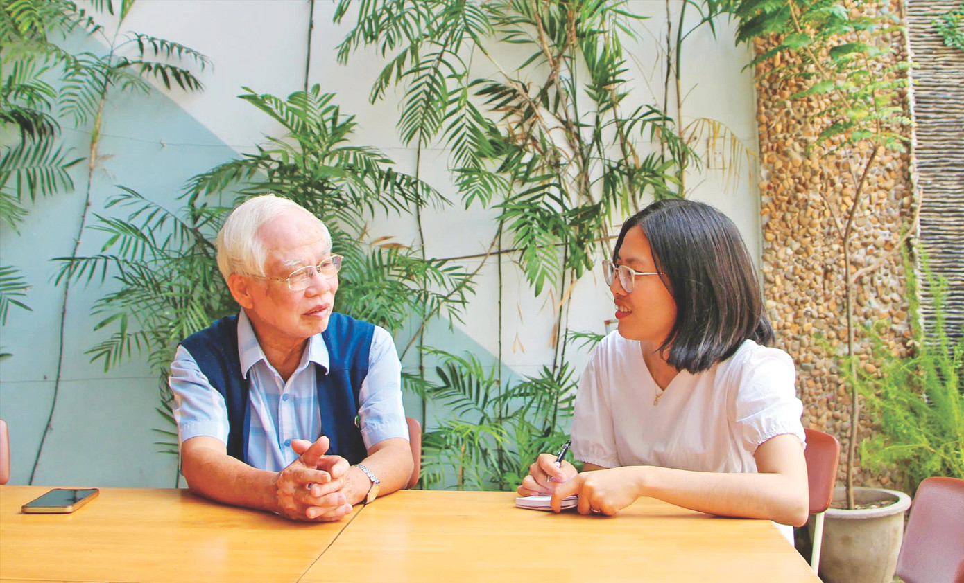 Cựu chiến binh Lê Bá Dương kể cho phóng viên nghe kỷ niệm ở chiến trường