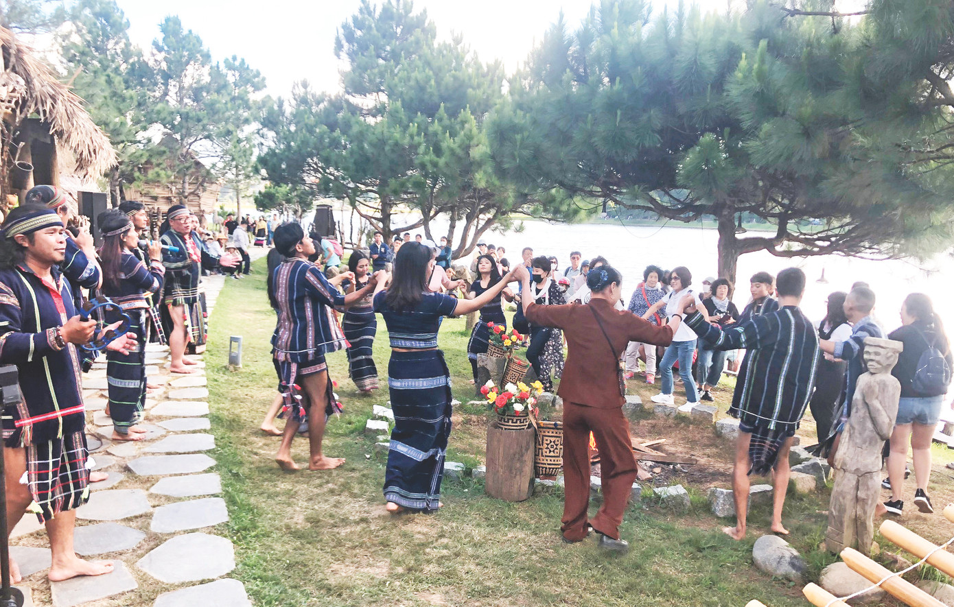 Du khách hòa cùng vòng xoang với các nghệ sĩ Lang Biang