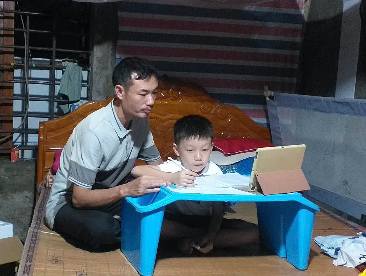 Đại úy Ngô Quang Huy kiểm tra bài cho con trong dịp về nghỉ phép Đại úy Ngô Quang Huy kiểm tra bài cho con trong dịp về nghỉ phép