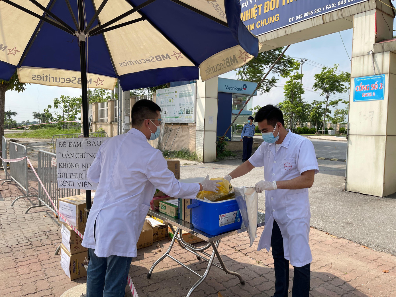 Bác sĩ Viện Huyết học – Truyền máu T.Ư chuyển máu điều trị cho bệnh nhân nặng