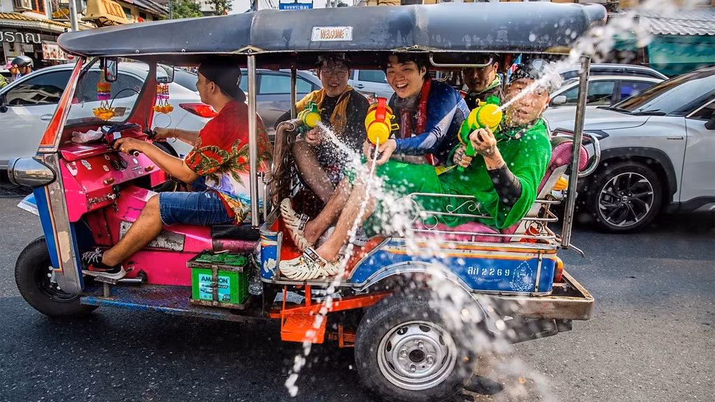 Người dân địa phương bắn súng nước Người dân địa phương bắn súng nước