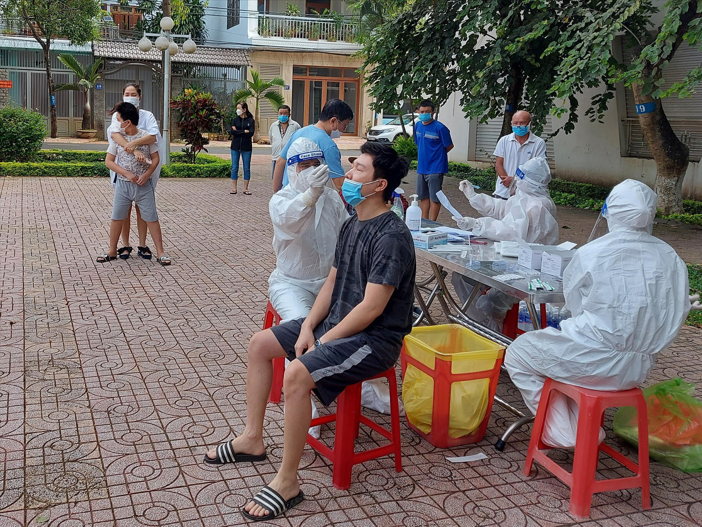 Lực lượng y tế Đắk Lắk test nhanh COVID-19 cho người dân năm 2021