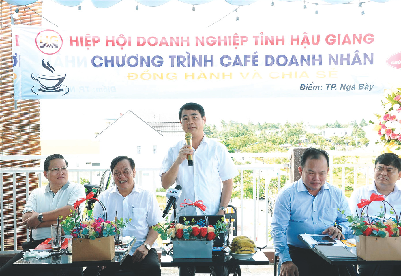 Bí thư Tỉnh ủy Hậu Giang Nghiêm Xuân Thành trao đổi với các doanh nhân