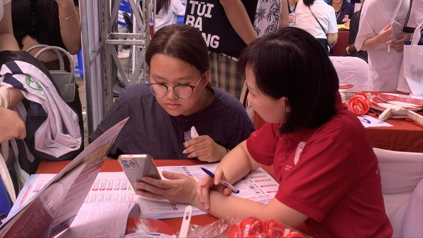 Thí sinh nên cân nhắc nhiều yếu tố khi chọn ngành/trường học Ảnh: NGHIÊM HUÊ