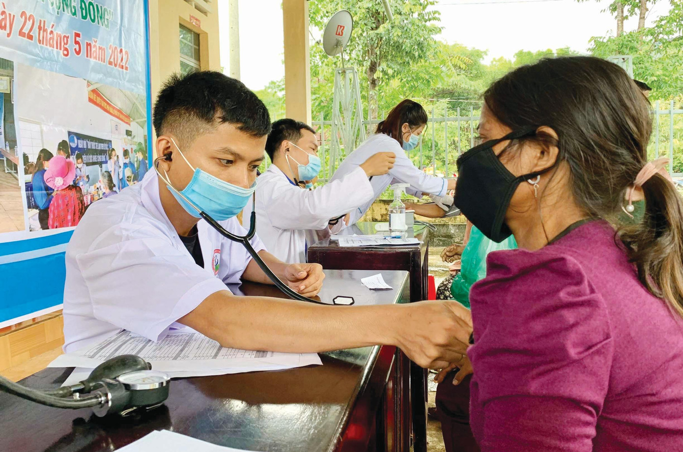 Các y, bác sĩ làm việc vất vả nhưng chế độ, lương bổng thấp là một trong những nguyên nhân chính khiến họ nghỉ việc. ẢNH: Tiền Lê