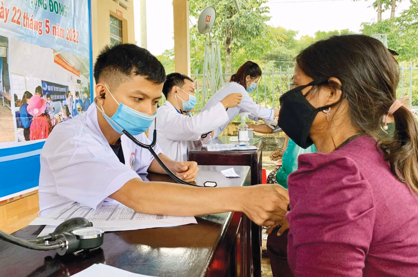 Các y, bác sĩ làm việc vất vả nhưng chế độ, lương bổng thấp là một trong những nguyên nhân chính khiến họ nghỉ việc. ẢNH: Tiền Lê