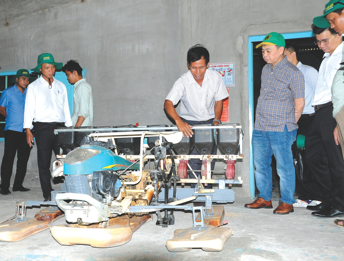 Ông Trần Văn Chung giới thiệu máy sạ khóm cải tiến “2 trong 1” Ông Trần Văn Chung giới thiệu máy sạ khóm cải tiến “2 trong 1”