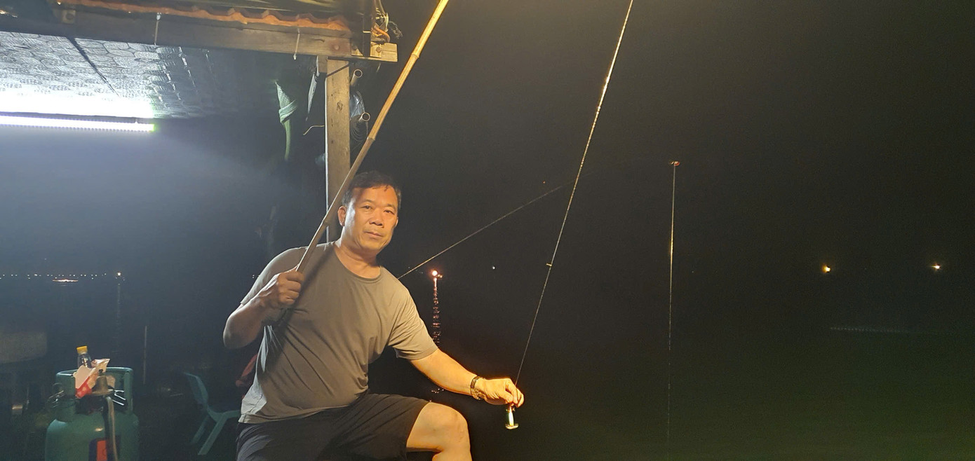 Tác giả trong chuyến câu đêm và chiến lợi phẩm