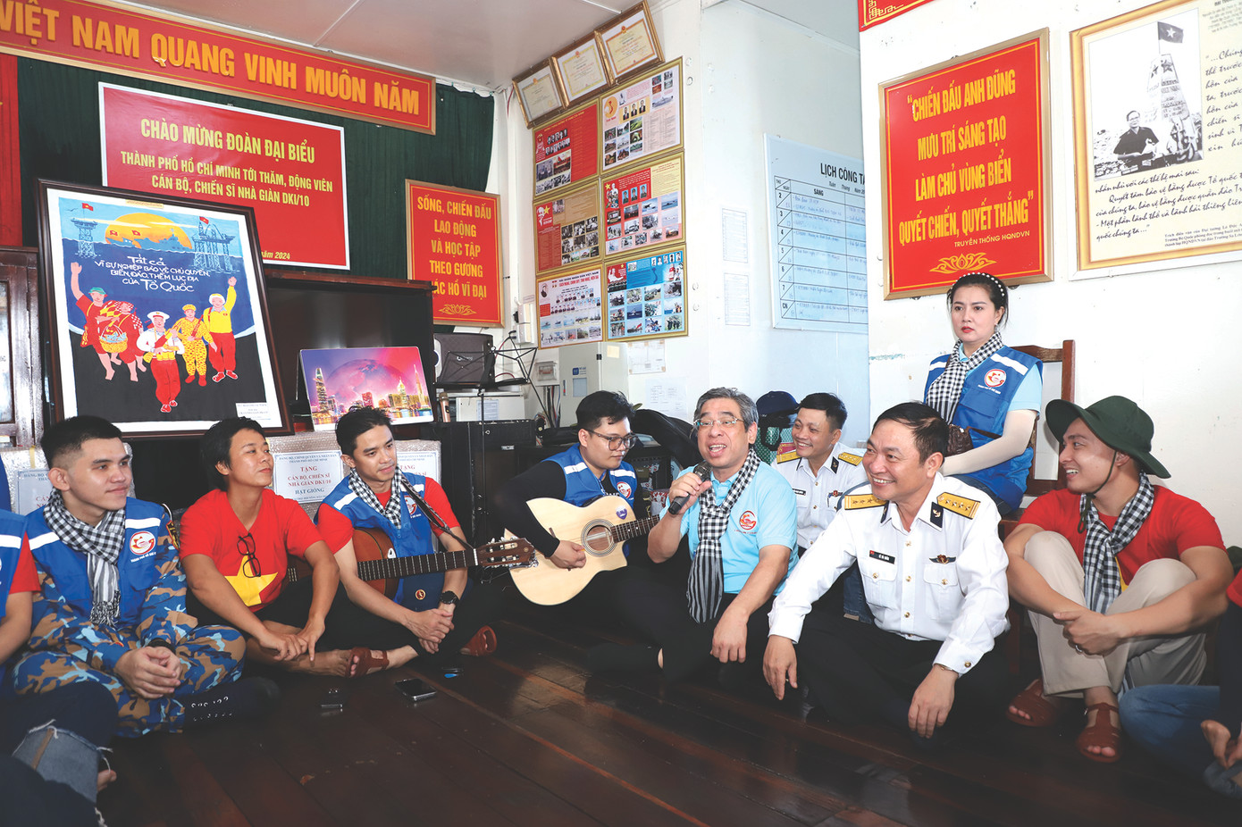 Phó Bí thư Thành ủy TPHCM Nguyễn Phước Lộc cùng các thành viên đoàn công tác giao lưu văn nghệ với cán bộ, chiến sĩ Nhà giàn DK1/10. Ảnh: Ngô Tùng Phó Bí thư Thành ủy TPHCM Nguyễn Phước Lộc cùng các thành viên đoàn công tác giao lưu văn nghệ với cán bộ, chiến sĩ Nhà giàn DK1/10. Ảnh: Ngô Tùng