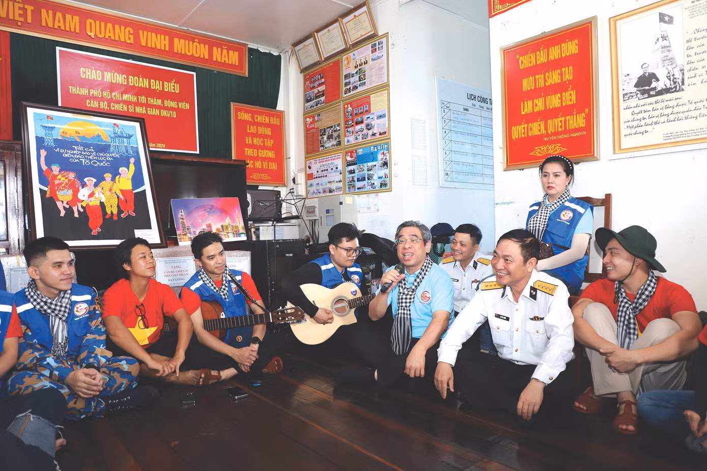 Phó Bí thư Thành ủy TPHCM Nguyễn Phước Lộc cùng các thành viên đoàn công tác giao lưu văn nghệ với cán bộ, chiến sĩ Nhà giàn DK1/10. Ảnh: Ngô Tùng Phó Bí thư Thành ủy TPHCM Nguyễn Phước Lộc cùng các thành viên đoàn công tác giao lưu văn nghệ với cán bộ, chiến sĩ Nhà giàn DK1/10. Ảnh: Ngô Tùng
