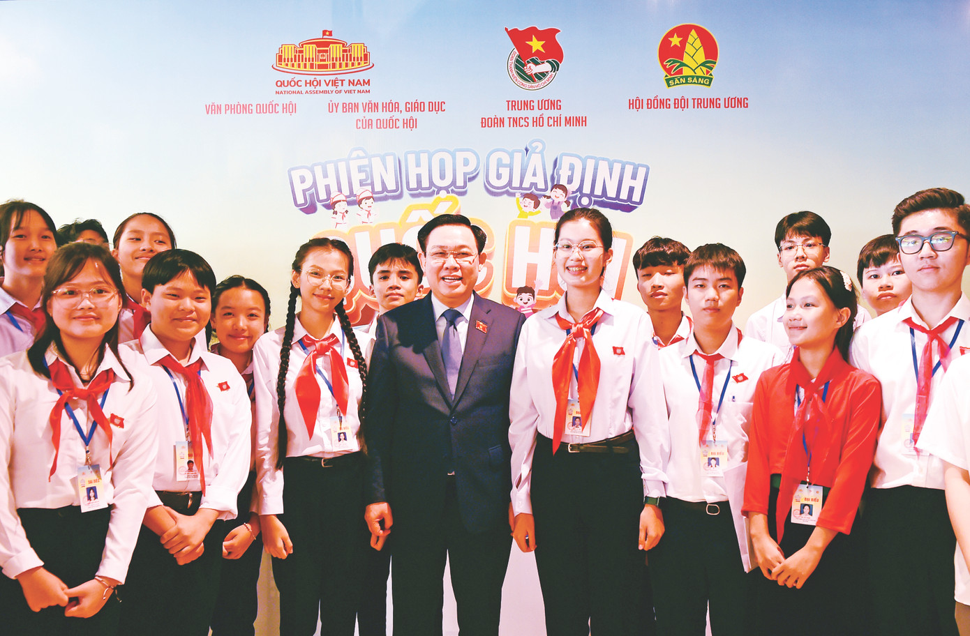 Em Đặng Cát Tiên (Khánh Hòa) vào vai Chủ tịch "Quốc hội trẻ em", cùng các đại biểu thiếu nhi tham dự phiên họp giả định "Quốc hội trẻ em" lần thứ I chụp ảnh cùng Chủ tịch Quốc hội Vương Đình Huệ Ảnh: Xuân Tùng