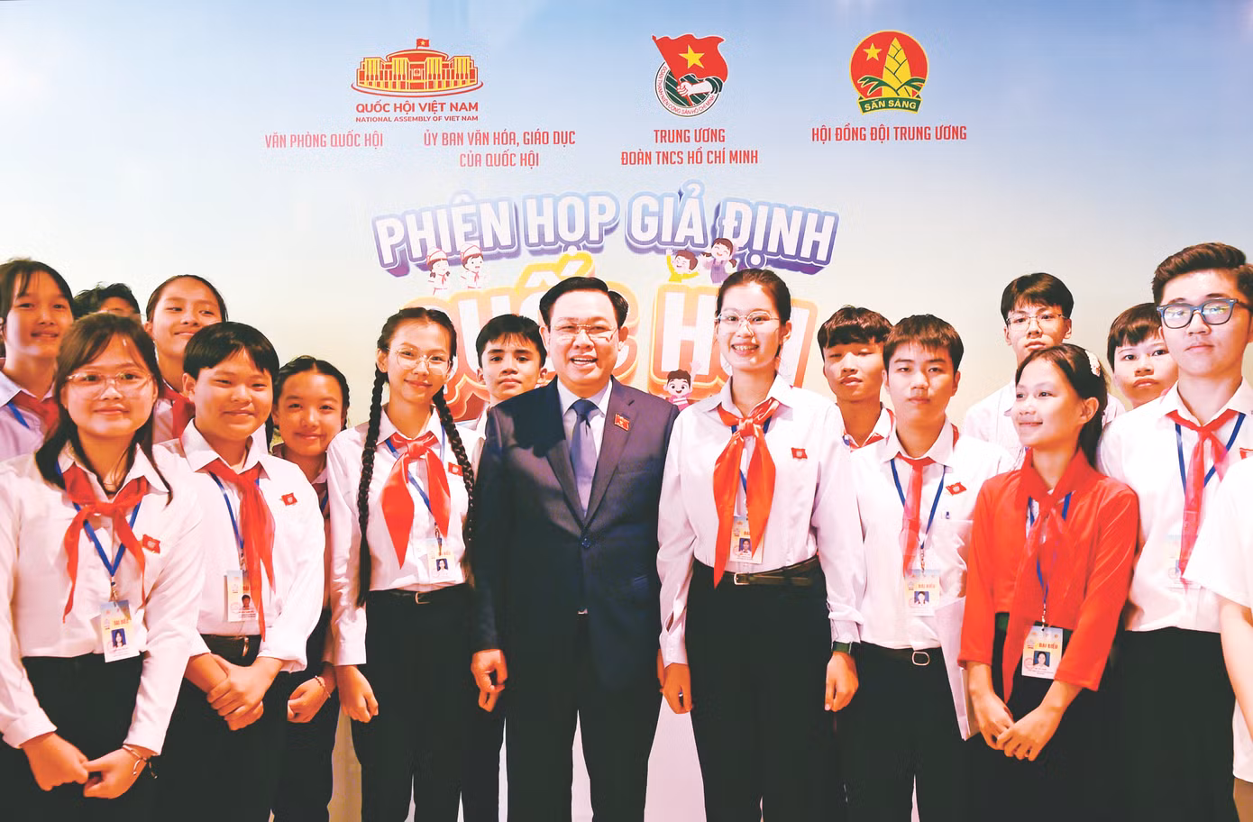 Em Đặng Cát Tiên (Khánh Hòa) vào vai Chủ tịch "Quốc hội trẻ em", cùng các đại biểu thiếu nhi tham dự phiên họp giả định "Quốc hội trẻ em" lần thứ I chụp ảnh cùng Chủ tịch Quốc hội Vương Đình Huệ Ảnh: Xuân Tùng Em Đặng Cát Tiên (Khánh Hòa) vào vai Chủ tịch "Quốc hội trẻ em", cùng các đại biểu thiếu nhi tham dự phiên họp giả định "Quốc hội trẻ em" lần thứ I chụp ảnh cùng Chủ tịch Quốc hội Vương Đình Huệ Ảnh: Xuân Tùng