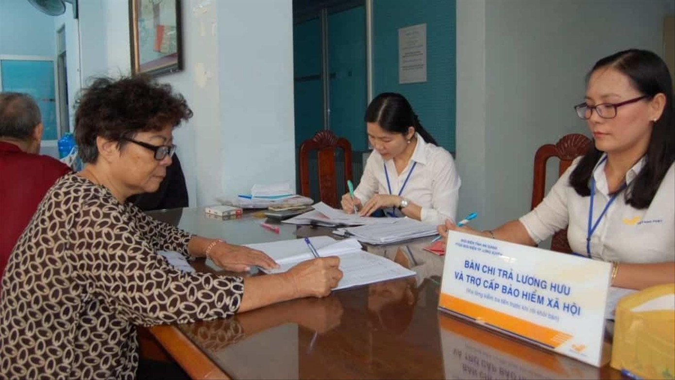 Nhiều chính sách lương hưu có lợi cho người lao động. Trong ảnh, người dân nhận lương hưuẢnh minh họa Nhiều chính sách lương hưu có lợi cho người lao động. Trong ảnh, người dân nhận lương hưuẢnh minh họa