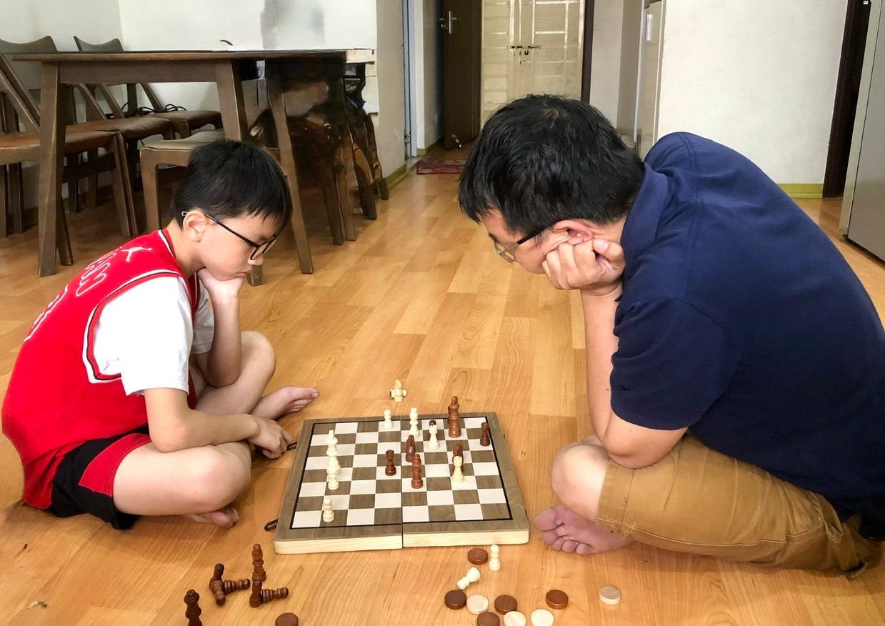 Bố mẹ cần dành thời gian chơi với con để không bị cuốn vào thiết bị điện tử. Ảnh: Lưu Trinh