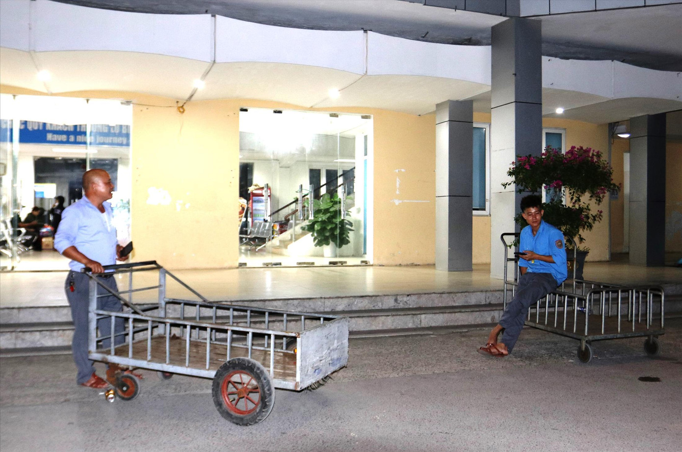 “Nam trọc” và chàng thanh niên Nguyễn Ngọc Huy đợi tàu về trong đêm khuya “Nam trọc” và chàng thanh niên Nguyễn Ngọc Huy đợi tàu về trong đêm khuya