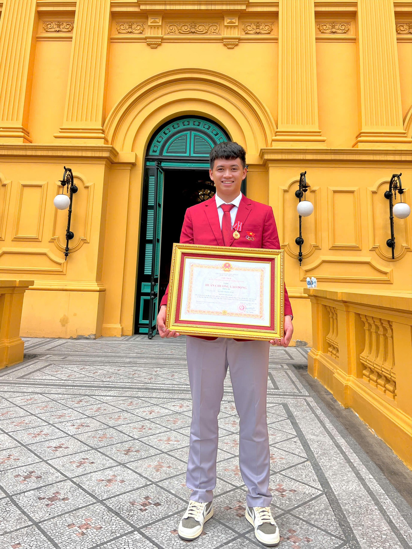 Nguyễn Trọng Dũng vinh dự nhận Huân chương Lao động hạng Ba với những thành tích xuất sắc ở bộ môn bơi lặn. Ảnh: NVCC