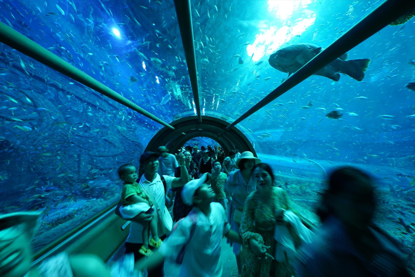 Du khách đông nghịt ở Phú Quốc dịp cuối tuần Ảnh: PHẠM NGUYỄN