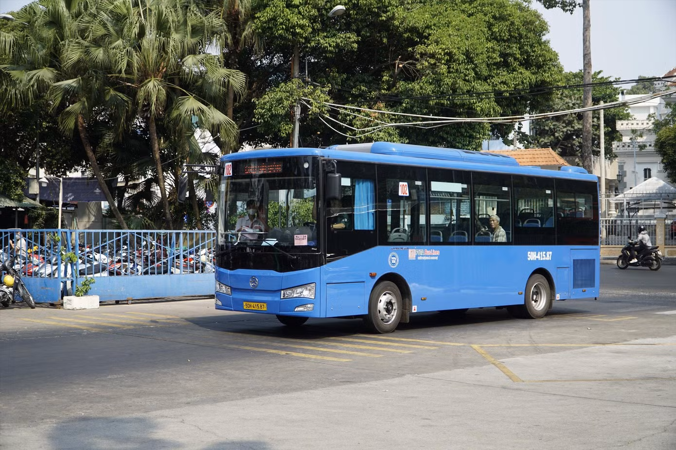 Xe buýt số 102 vừa được thay mới. Ảnh: H.H.