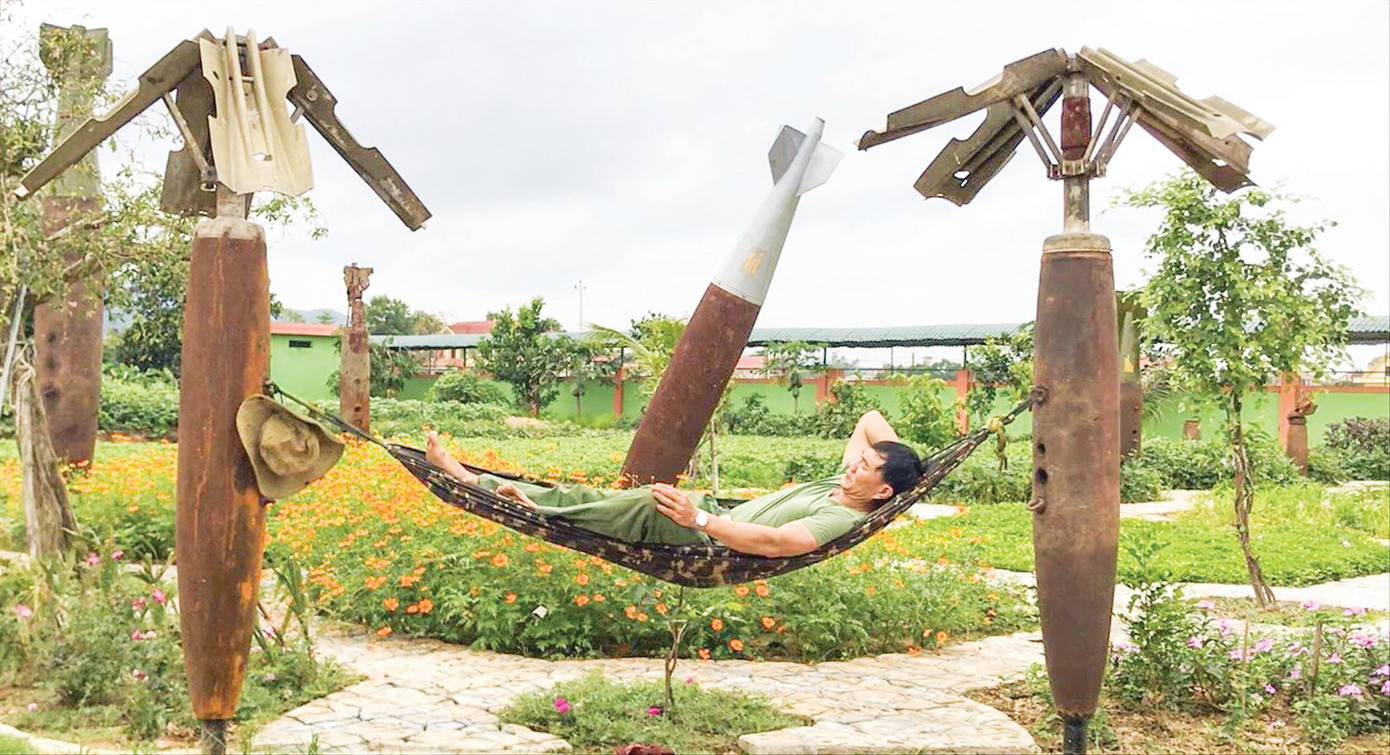 Anh Quận vẫn thường mắc võng trong khu vườn để thư giãn và suy ngẫm Anh Quận vẫn thường mắc võng trong khu vườn để thư giãn và suy ngẫm