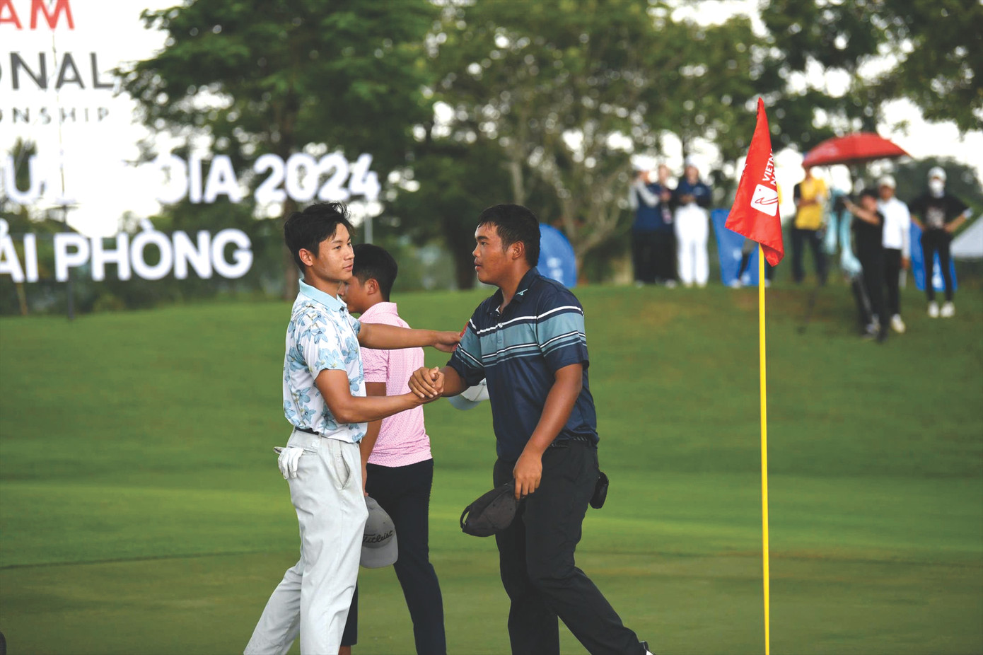 Đoàn Uy và Đức Sơn bắt tay nhau khi giải vô địch Golf Quốc gia 2024 khép lại. Đoàn Uy và Đức Sơn bắt tay nhau khi giải vô địch Golf Quốc gia 2024 khép lại.