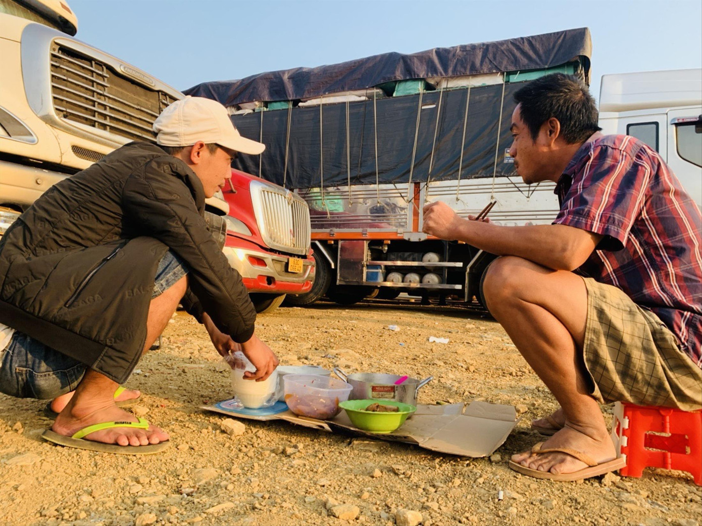 Cảnh sinh hoạt tạm bợ của lái xe đường dài tại bãi xe ở cửa khẩu Lạng Sơn Cảnh sinh hoạt tạm bợ của lái xe đường dài tại bãi xe ở cửa khẩu Lạng Sơn