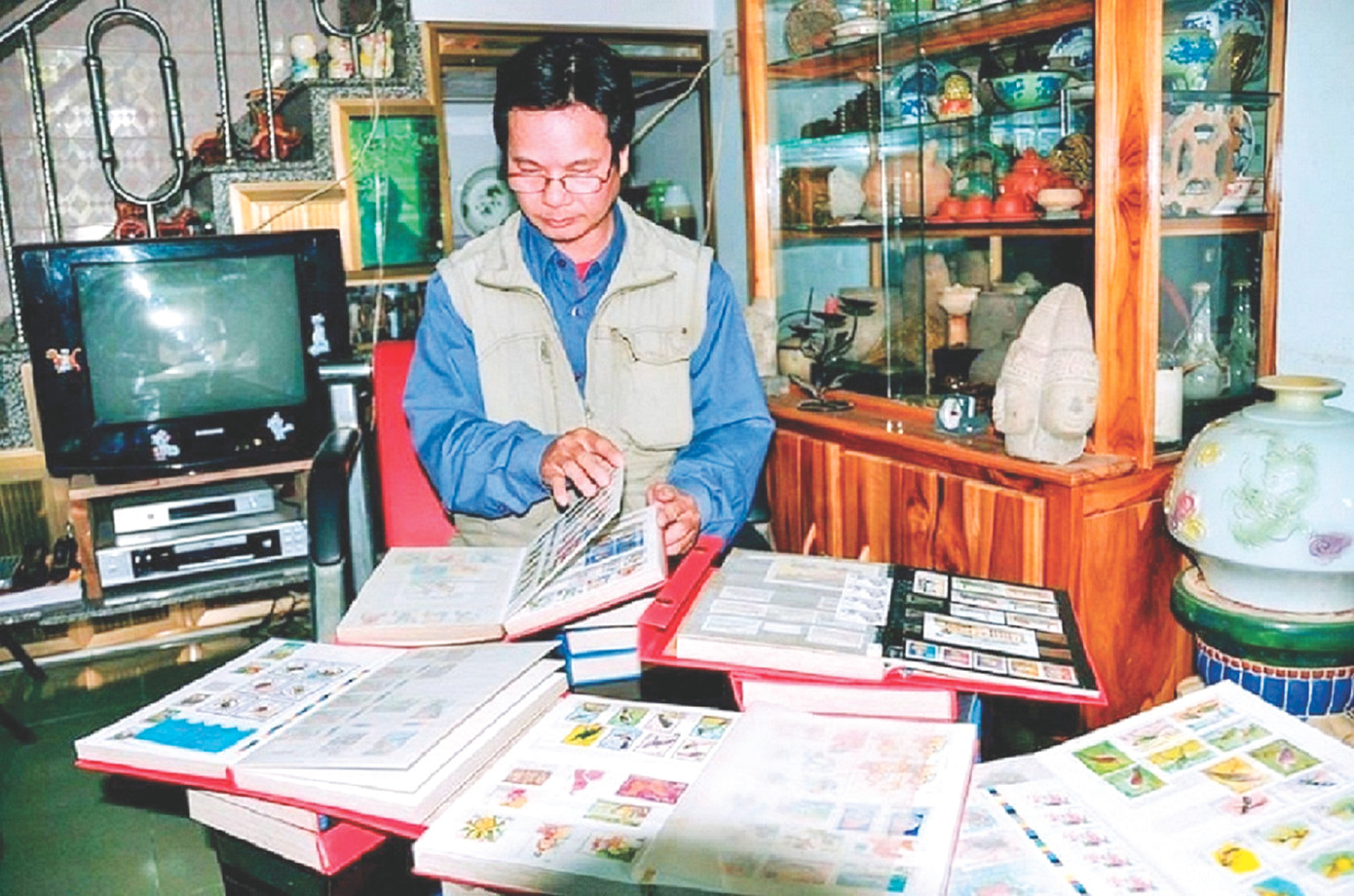 Nhà sưu tập Viết Hiền cũng là tác giả bài viết bên những bộ sưu tập tem của mình. Nhà sưu tập Viết Hiền cũng là tác giả bài viết bên những bộ sưu tập tem của mình.