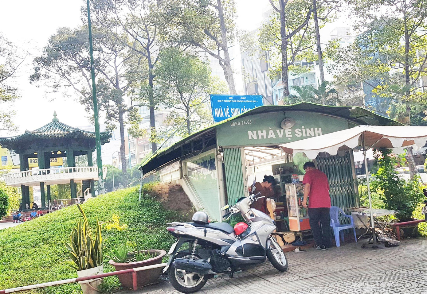 Nhà vệ sinh công cộng tại Công viên Hòa Bình, quận 5 biến thành quầy tạp hóa - ảnh: Vân Sơn