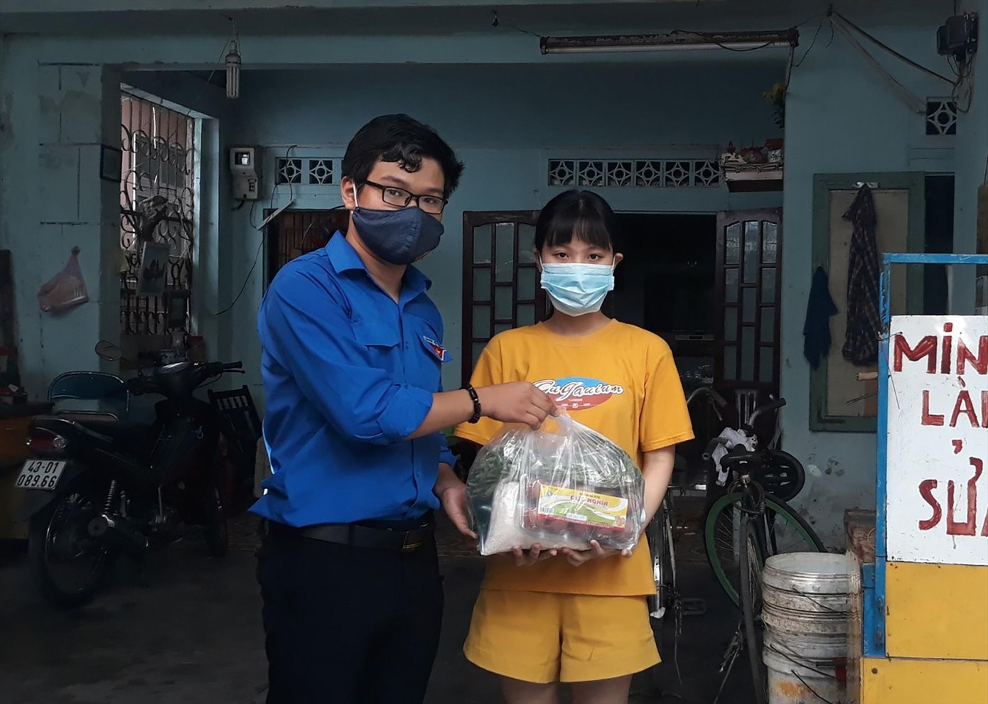 Bạn Nguyễn Huy Cường phát nhu yếu phẩm cho người dân trong những ngày Đà Nẵng phong tỏa Bạn Nguyễn Huy Cường phát nhu yếu phẩm cho người dân trong những ngày Đà Nẵng phong tỏa