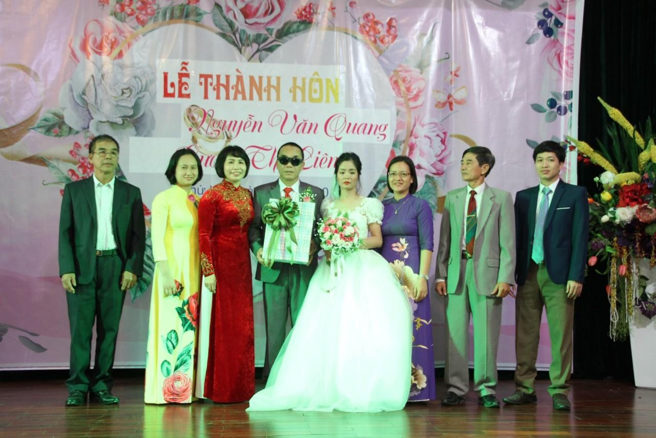 Ảnh lễ cưới vợ chồng thương binh Nguyễn Văn Quang Ảnh lễ cưới vợ chồng thương binh Nguyễn Văn Quang