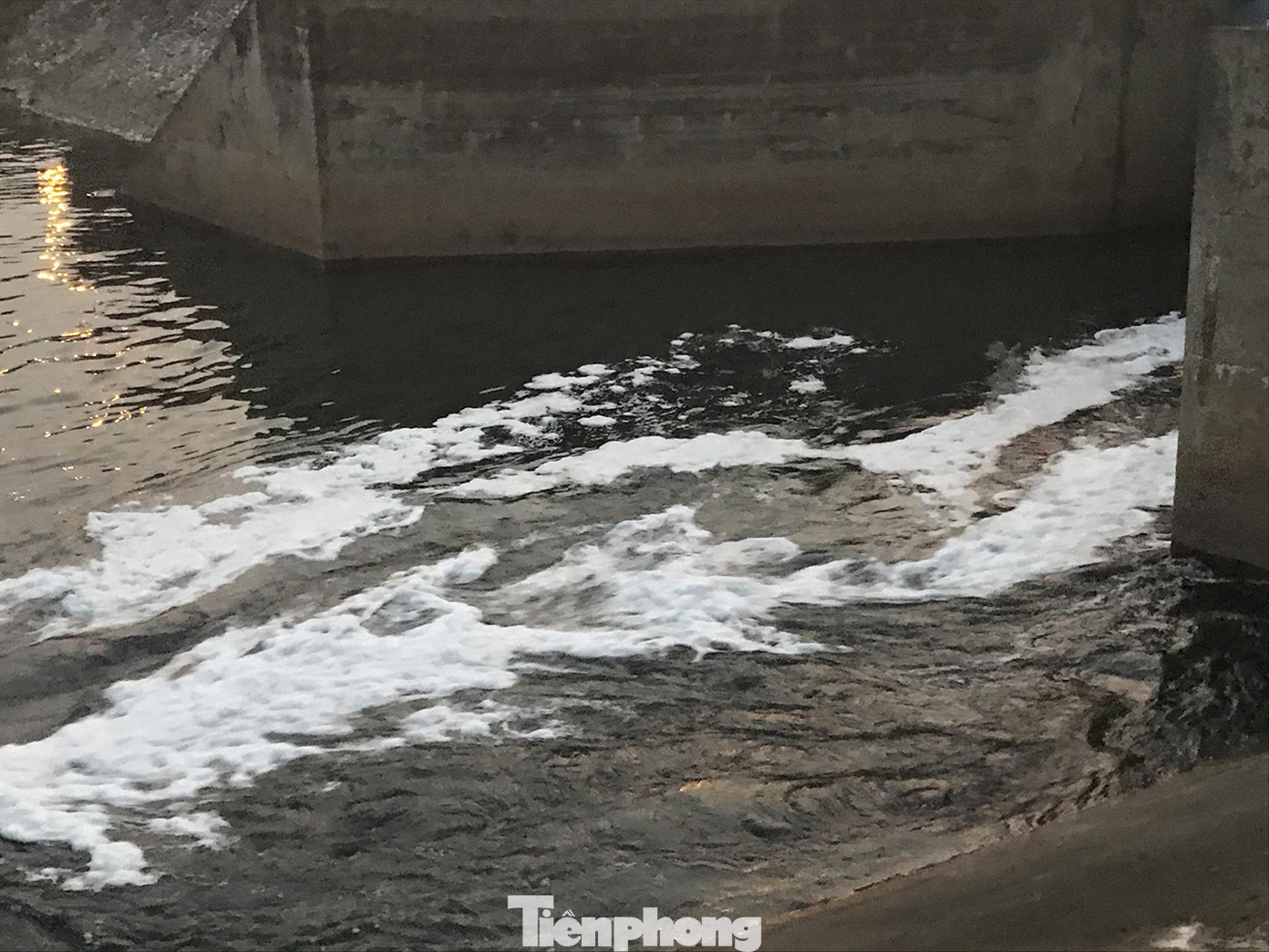 Nước thải của Hà Nội qua Kênh dẫn nước Yên Sở, nổi bọt trắng như băng chảy ra sông Hồng Ảnh: Trường Phong Nước thải của Hà Nội qua Kênh dẫn nước Yên Sở, nổi bọt trắng như băng chảy ra sông Hồng Ảnh: Trường Phong