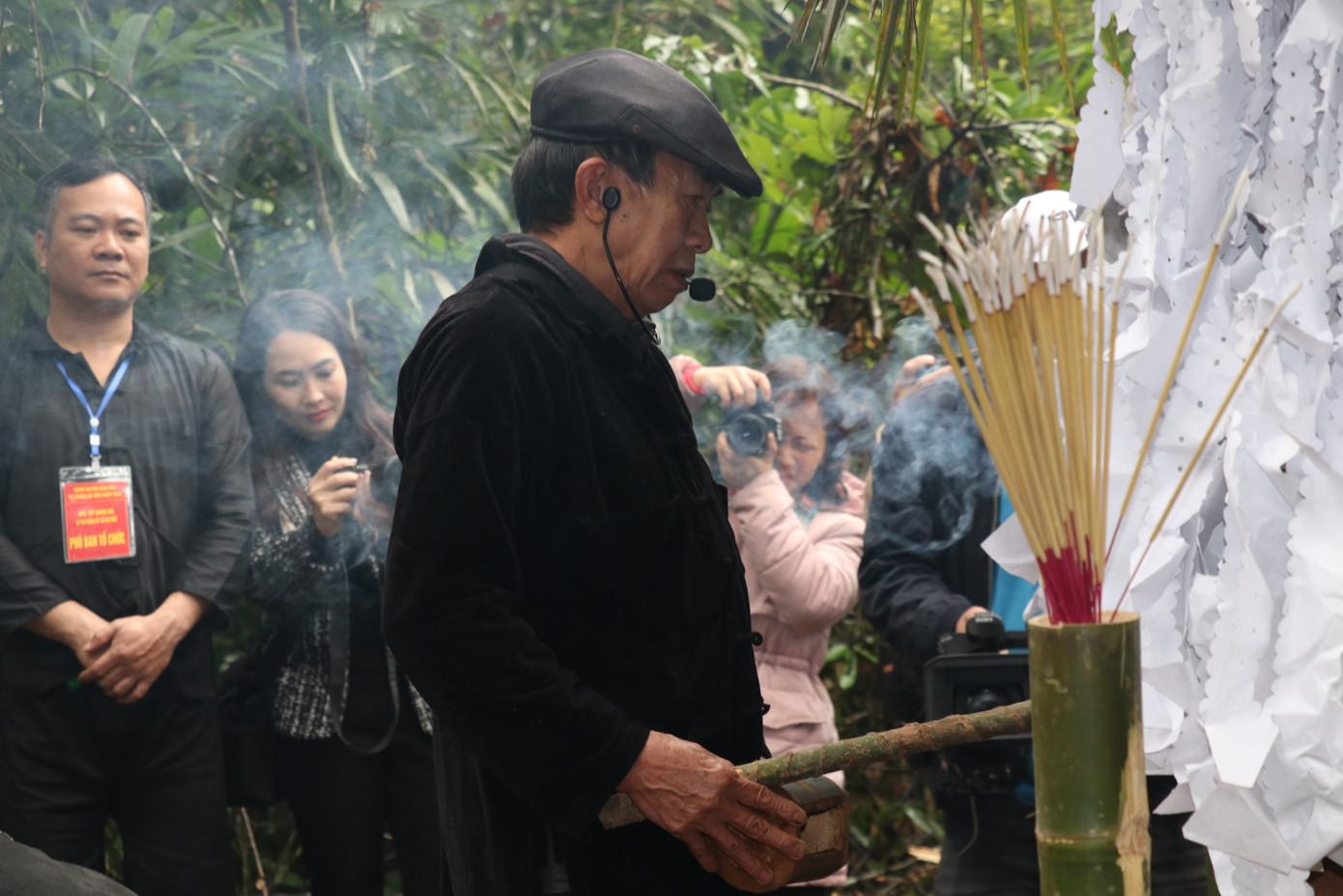 Thầy cúng Giàng A Sềnh tiến hành nghi lễ cúng thần rừng