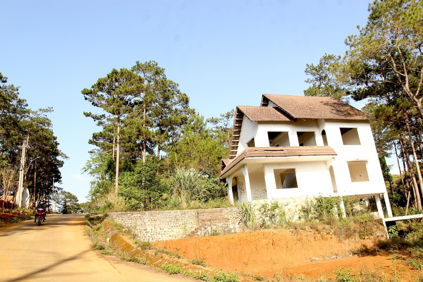 Các biệt thự ở Măng Đen đang rục rịch được tu sửa lại khi giá đất tăng cao Các biệt thự ở Măng Đen đang rục rịch được tu sửa lại khi giá đất tăng cao