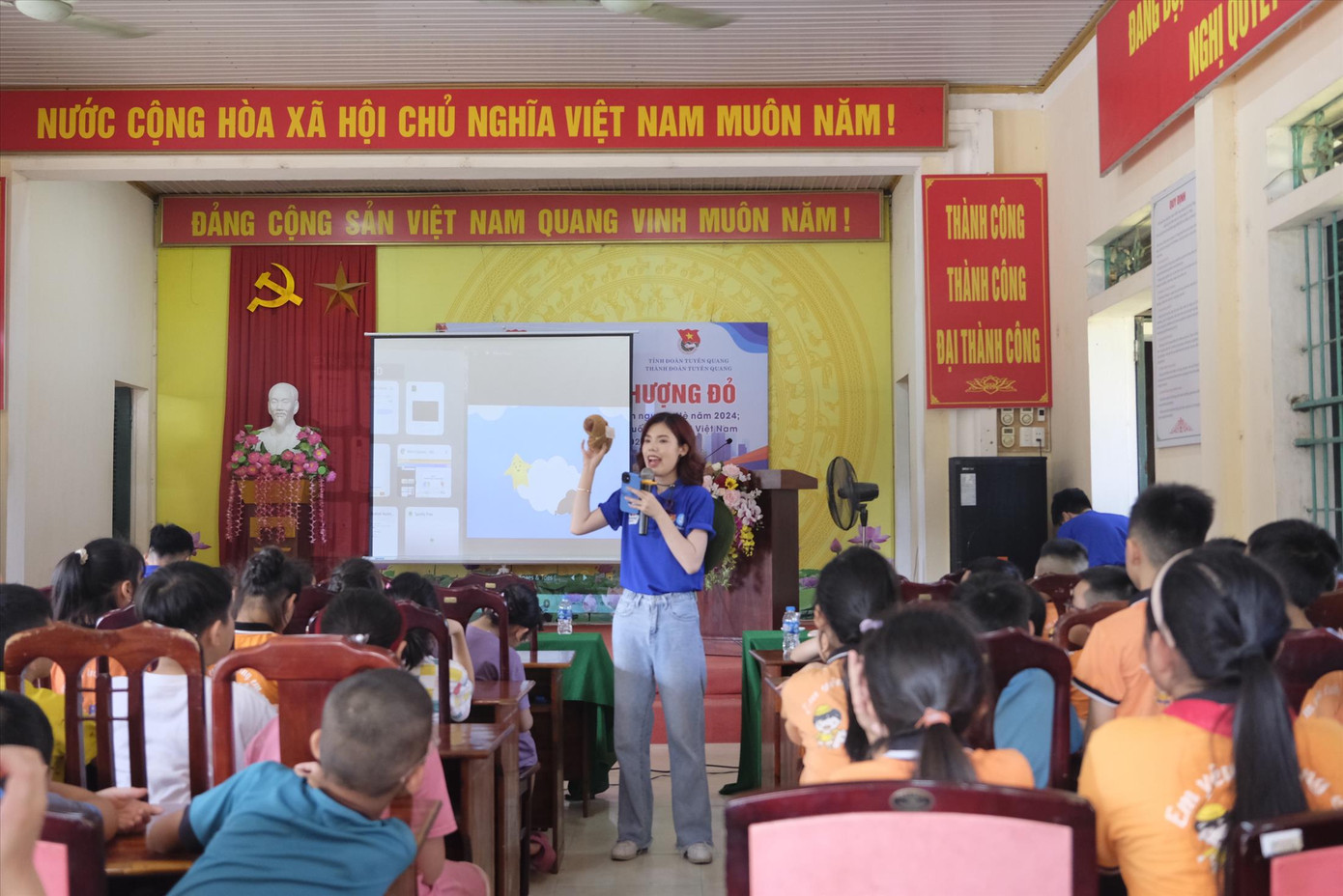 Cô giáo áo xanh Nguyễn Lan Hương, sinh viên ngành Ngôn ngữ Anh, Đại học Sư phạm Hà Nội 2, chủ trì phần dạy tiếng Anh Cô giáo áo xanh Nguyễn Lan Hương, sinh viên ngành Ngôn ngữ Anh, Đại học Sư phạm Hà Nội 2, chủ trì phần dạy tiếng Anh