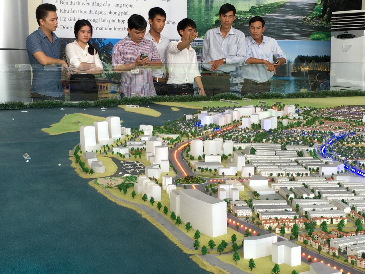 Khách hàng tìm hiểu dự án tại TPHCM. Ảnh: Quế Sơn