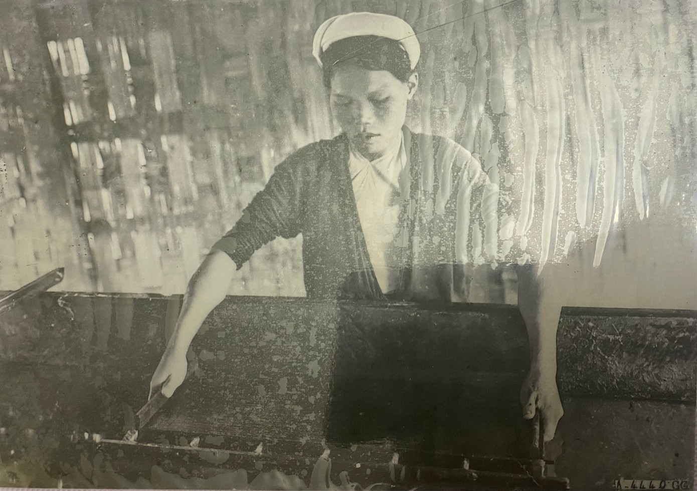 Một người phụ nữ làng Yên Thái đang thực hiện công đoạn xeo giấy. Thời xưa, tay người phụ nữ Yên Thái nào cũng chi chít vết sẹo vì phải tì vào thành bể xeo quá nhiều