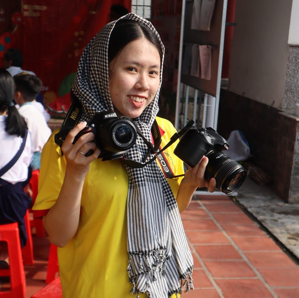 Huyền Trân tác nghiệp tại sự kiện Xuân Tình Nguyện Huyền Trân tác nghiệp tại sự kiện Xuân Tình Nguyện