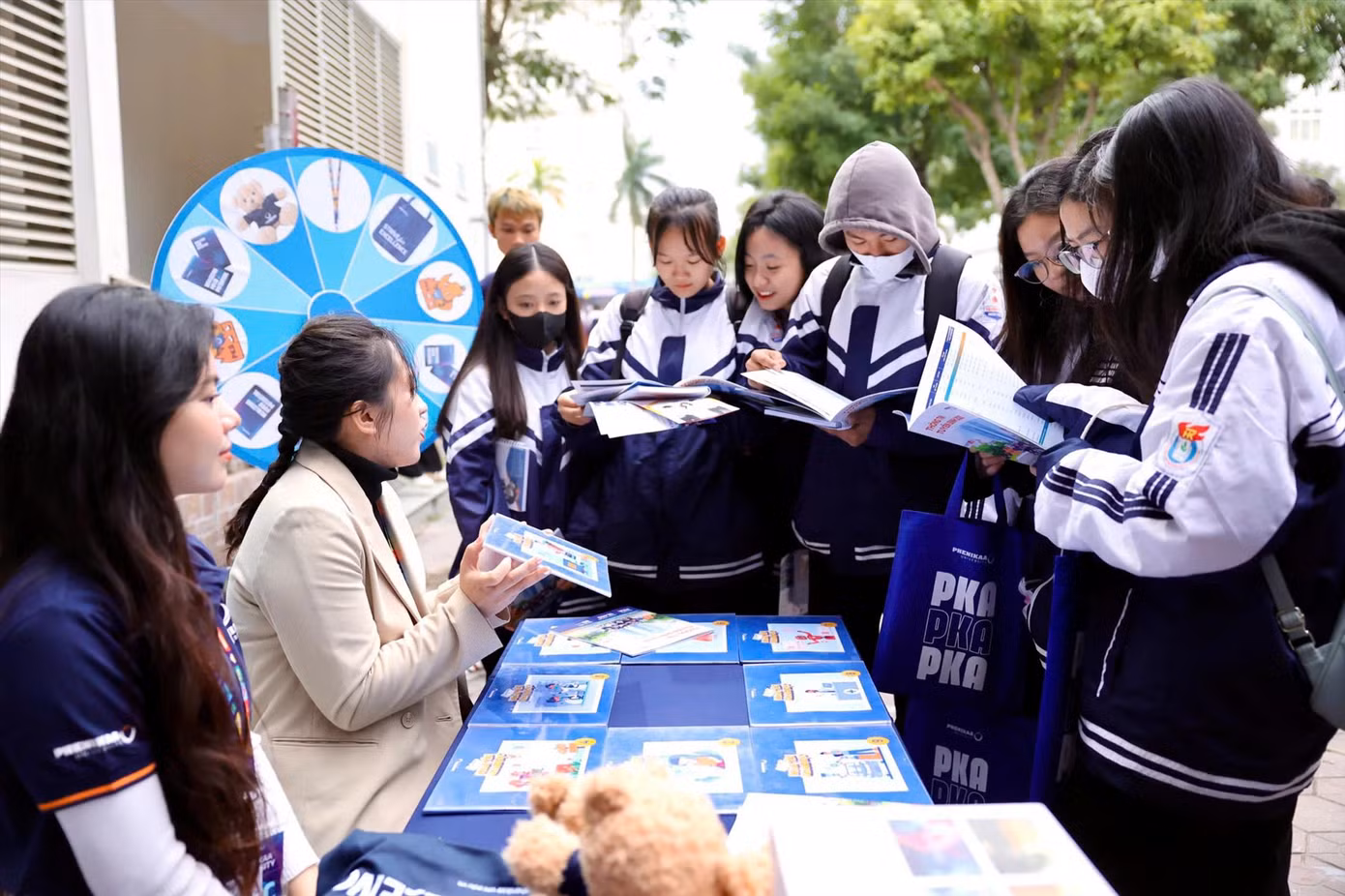 Thí sinh tìm hiểu thông tin tuyển sinh năm 2025. Ảnh: HOA BAN Thí sinh tìm hiểu thông tin tuyển sinh năm 2025. Ảnh: HOA BAN