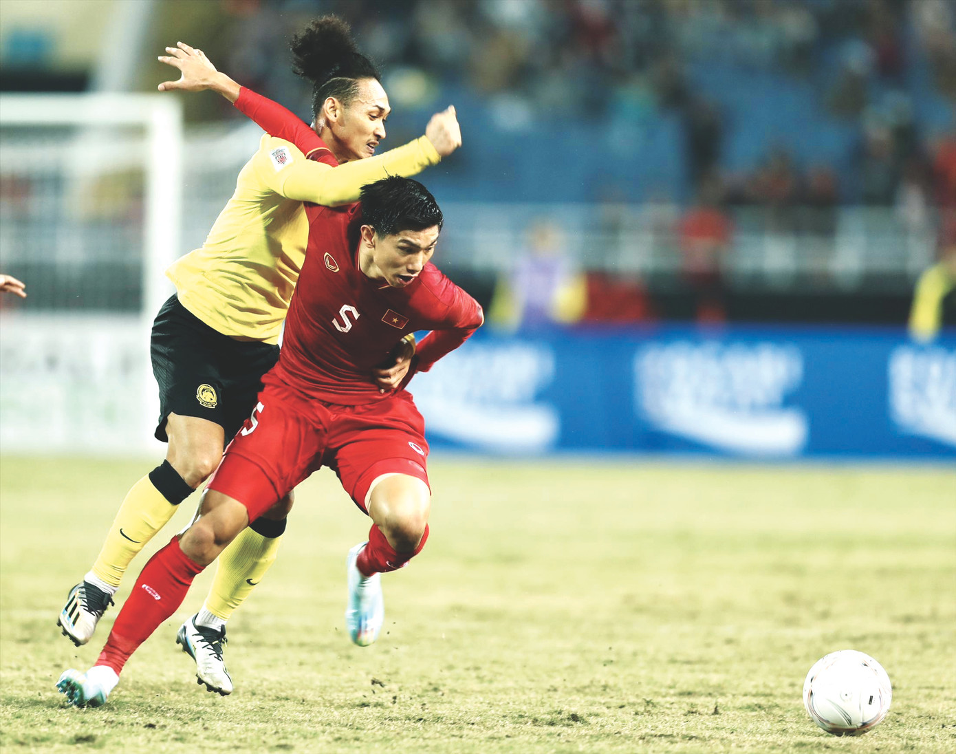 Văn Hậu công thủ toàn diện nhưng có nhiều tình huống gây tranh cãi ở trận đấu với Malaysia Ảnh: Hữu Phạm Văn Hậu công thủ toàn diện nhưng có nhiều tình huống gây tranh cãi ở trận đấu với Malaysia Ảnh: Hữu Phạm