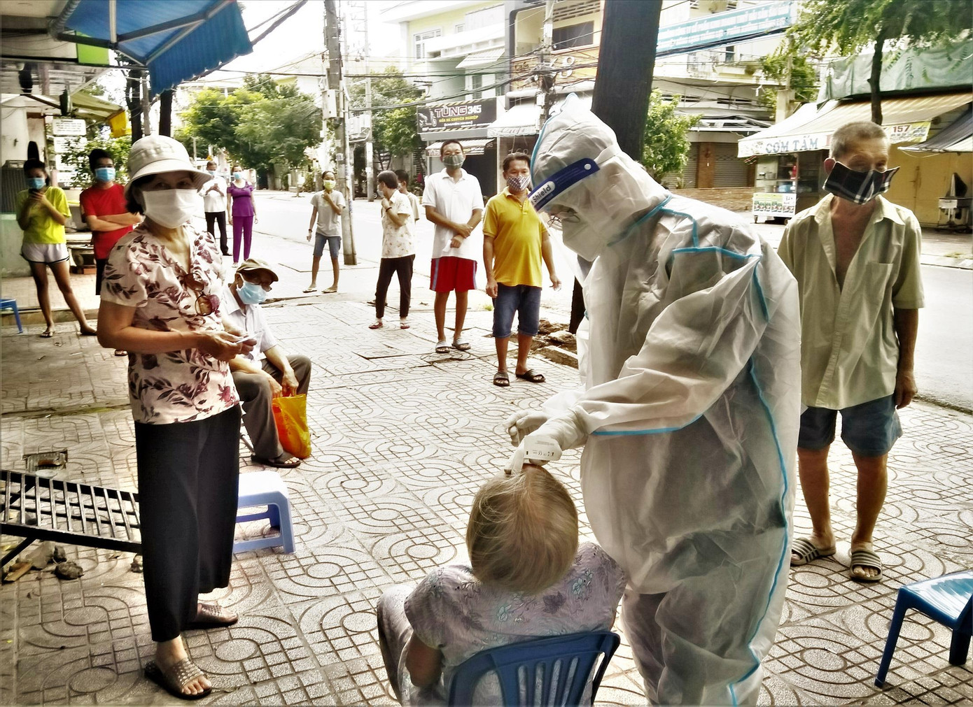 Trạm y tế cơ động của quân y đang lấy mẫu xét nghiệm tại phường 8, quận 8, TPHCM ngày 24/8 Ảnh: Trần Nguyễn Anh