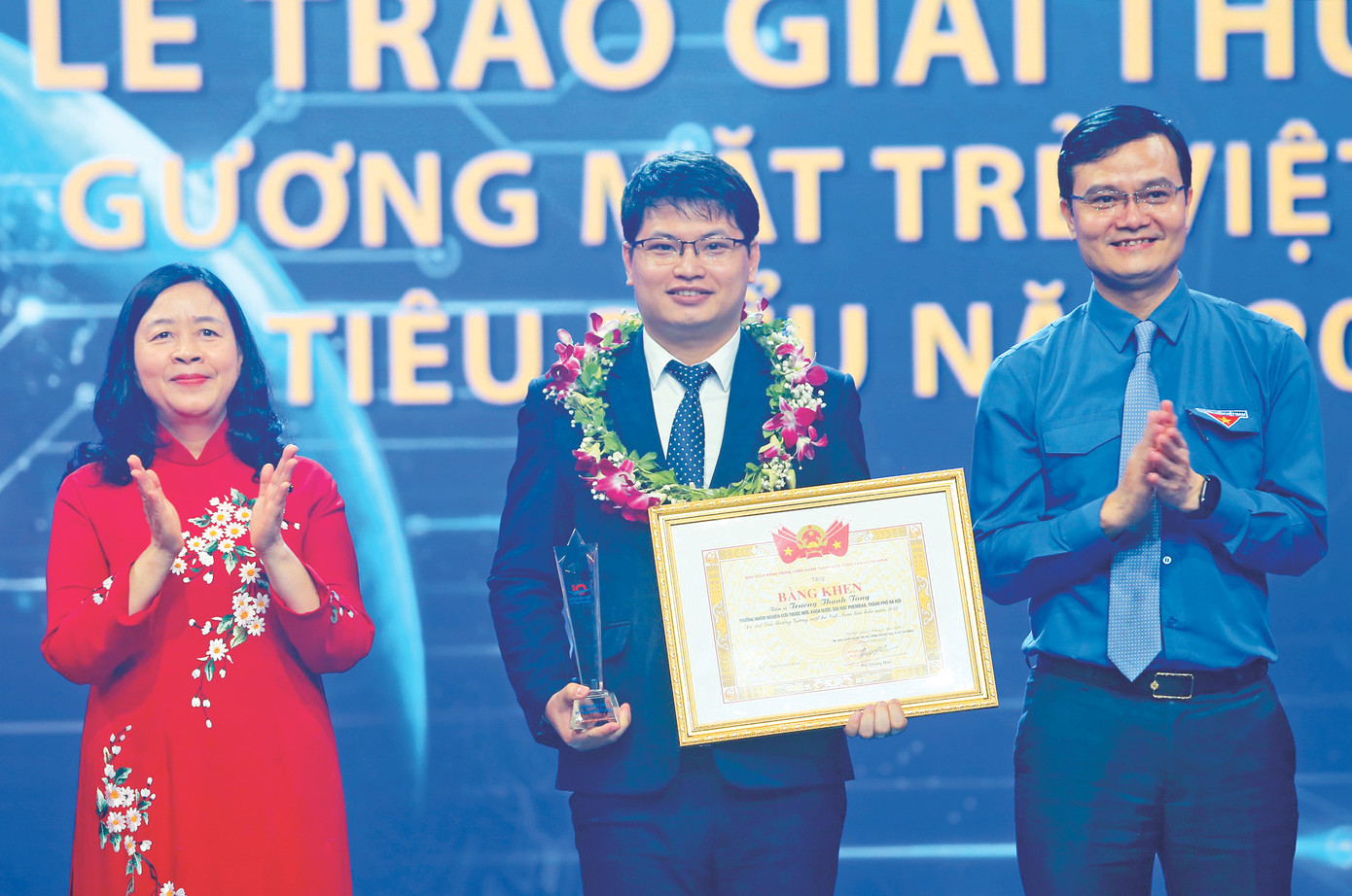 Bí thư Trung ương Đảng, Trưởng Ban Dân vận Trung ương Bùi Thị Minh Hoài và Bí thư thứ nhất Trung ương Đoàn Bùi Quang Huy trao thưởng Gương mặt trẻ Việt Nam tiêu biểu năm 2022. (Trong ảnh là Tiến sĩ Trương Thanh Tùng - Gương mặt trẻ Việt Nam tiêu biểu lĩnh vực nghiên cứu khoa học) Bí thư Trung ương Đảng, Trưởng Ban Dân vận Trung ương Bùi Thị Minh Hoài và Bí thư thứ nhất Trung ương Đoàn Bùi Quang Huy trao thưởng Gương mặt trẻ Việt Nam tiêu biểu năm 2022. (Trong ảnh là Tiến sĩ Trương Thanh Tùng - Gương mặt trẻ Việt Nam tiêu biểu lĩnh vực nghiên cứu khoa học)