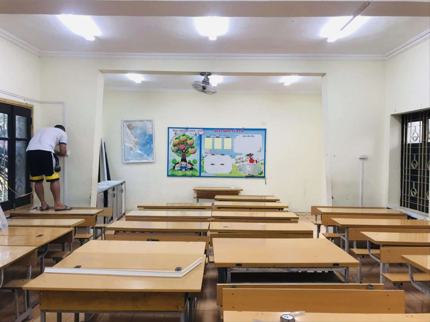 Nhiều phòng học ở các trường chỉ có thiết bị cơ bản, phụ huynh buộc phải lắp điều hòa, máy chiếu