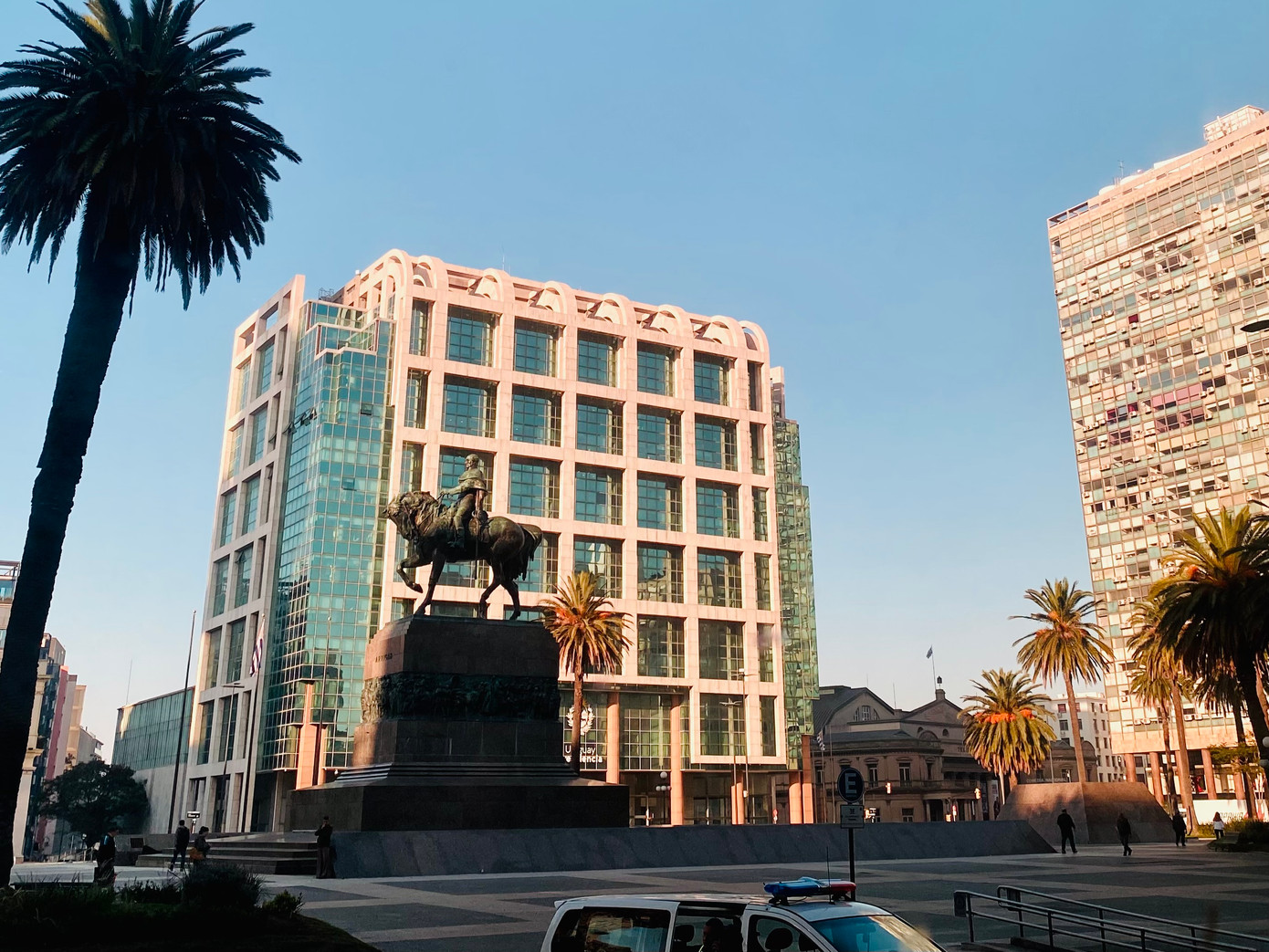 Tượng anh hùng dân tộc Uruguay José Artigas trên nền tòa nhà Phủ Tổng thống Ảnh: L.X.S