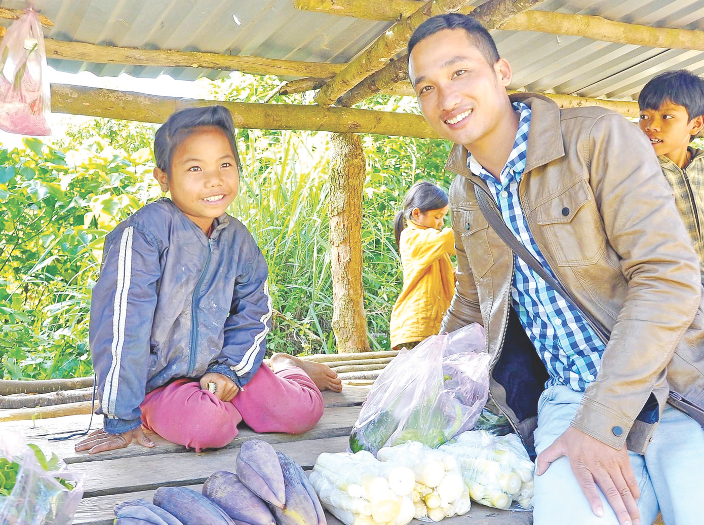 Phóng viên Tiền Lê trong một lần đi tác nghiệp, chụp ảnh với học sinh ở huyện nghèo Tu Mơ Rông, Kon Tum