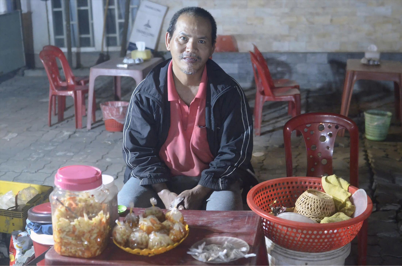 Bên gánh vịt lột lúc nửa khuya về sáng, ông Phú vẫn vui vẻ vì công việc này giúp ông nuôi sống gia đình và lo cho các con ăn học. Ảnh: Minh Hiền