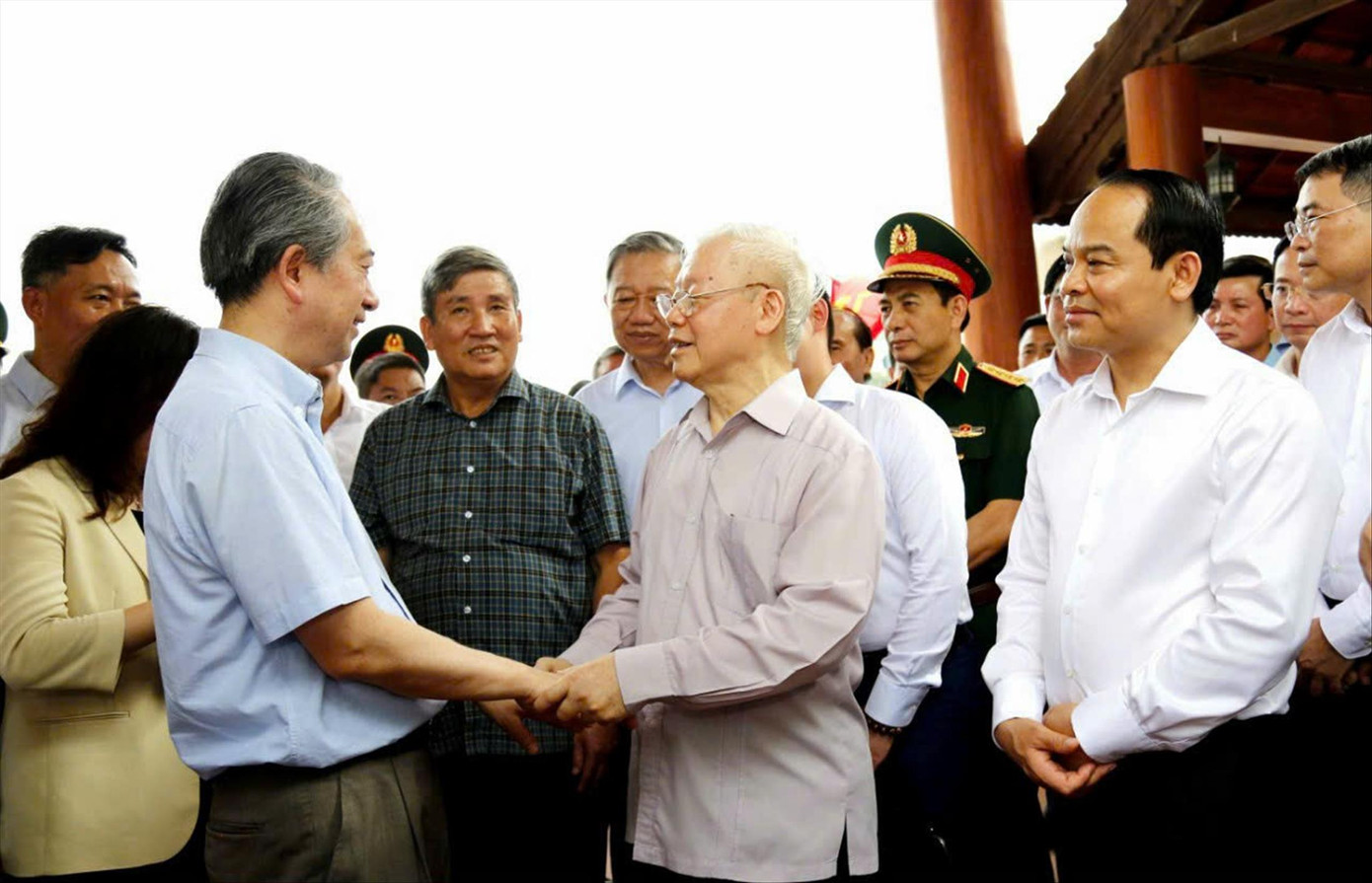 Tổng Bí thư Nguyễn Phú Trọng trò chuyện thân mật với Đại sứ Trung Quốc Hùng Ba tại cửa khẩu Hữu Nghị. Ảnh: Duy Chiến