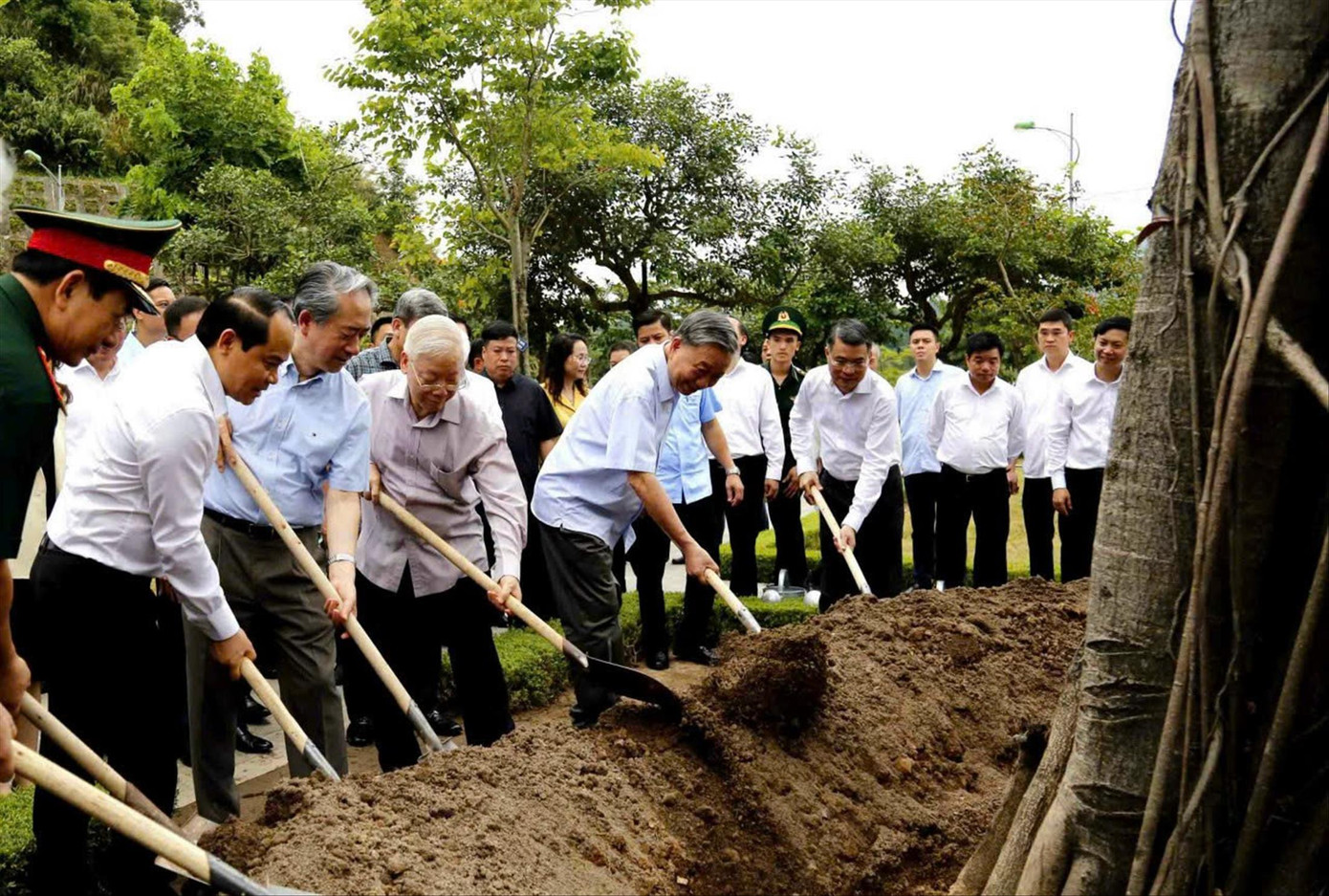 Tổng Bí thư Nguyễn Phú Trọng và Đại sứ Hùng Ba trồng cây đa Hữu Nghị. Ảnh: Duy Chiến